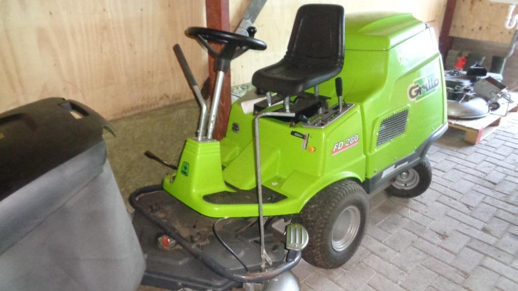 zware grillo zitmaaier  met vangbak  vangbak electrisch kiep, Ophalen, Grillo, Nederland, Opvangbak