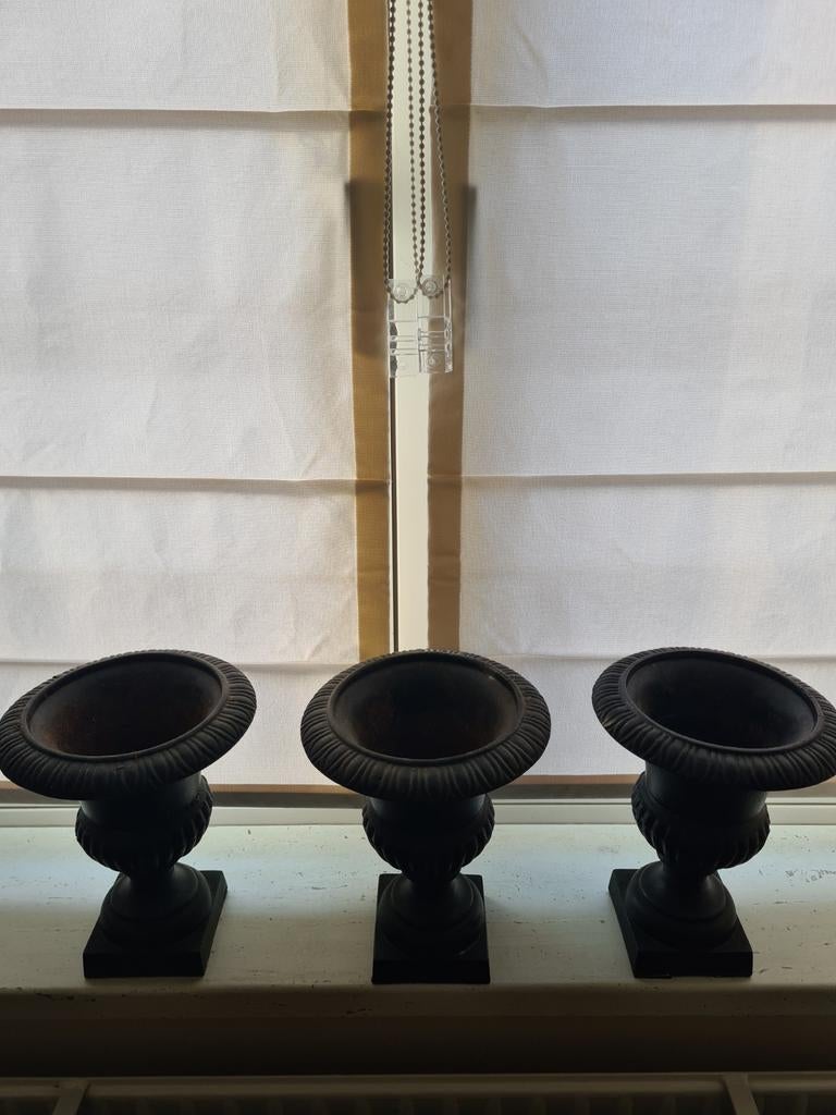 3 dezelfde gietijzeren bloempot/bloemvaasjes, Ophalen