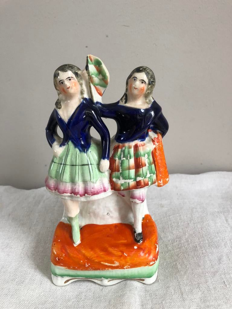 Staffordshire aardewerk beeldje, “ Schotse meisjes”, Antiek en Kunst, Ophalen of Verzenden