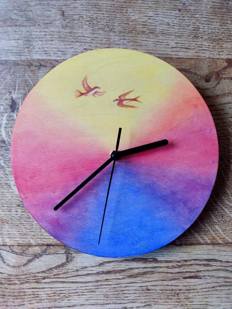 Houten klok antroposofisch regenboog Zwaluwen, Ophalen of Verzenden, Wandklok
