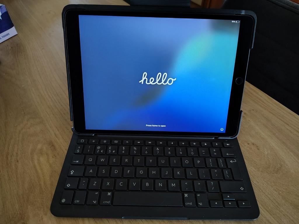 Ipad air 3 (64 GB) met logitech toetsenbord, Apple iPad Air, Zo goed als nieuw, 64 GB, Ophalen