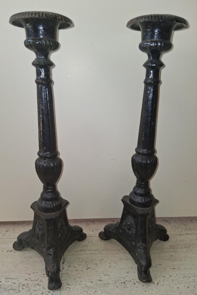 2 antieke religieuze gietijzeren kerkkandelaars ca.1880, Antiek en Kunst, Antiek | Kandelaars, Ophalen of Verzenden, Koper of Brons