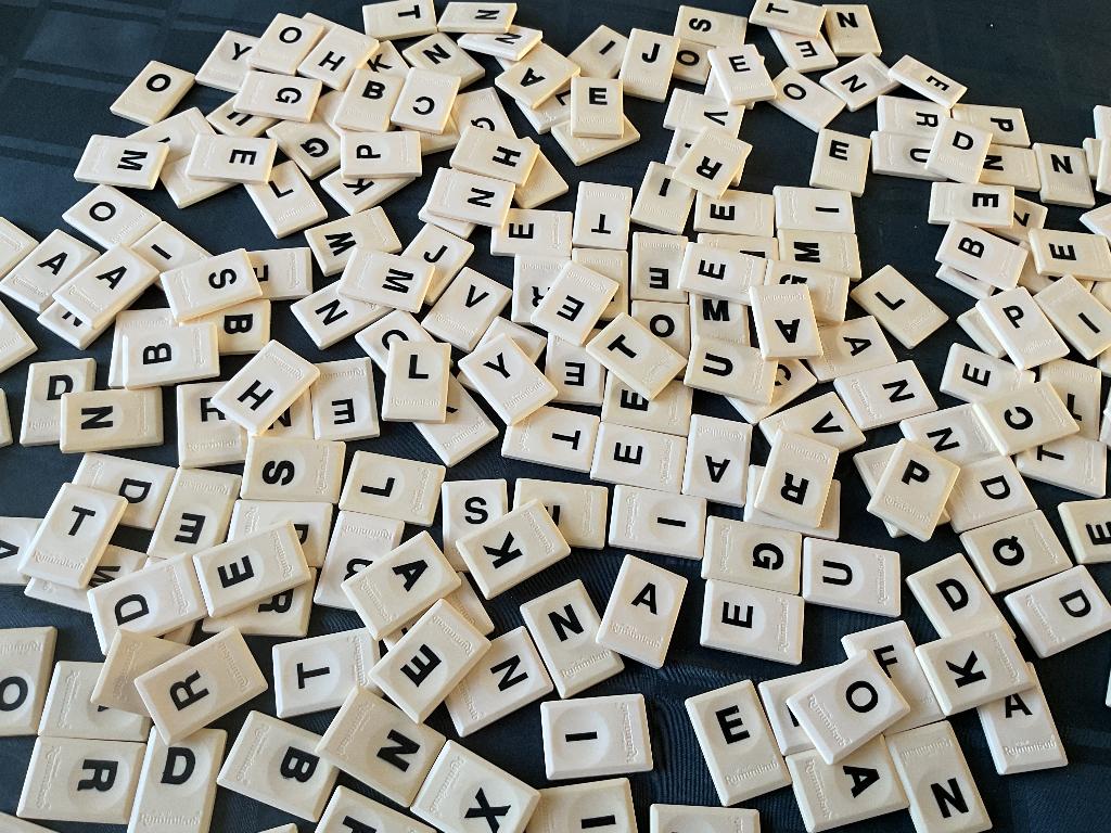 Woord Rummikub losse grote stenen letters ca 400, Hobby en Vrije tijd, Ophalen of Verzenden, Zo goed als nieuw, Goliath