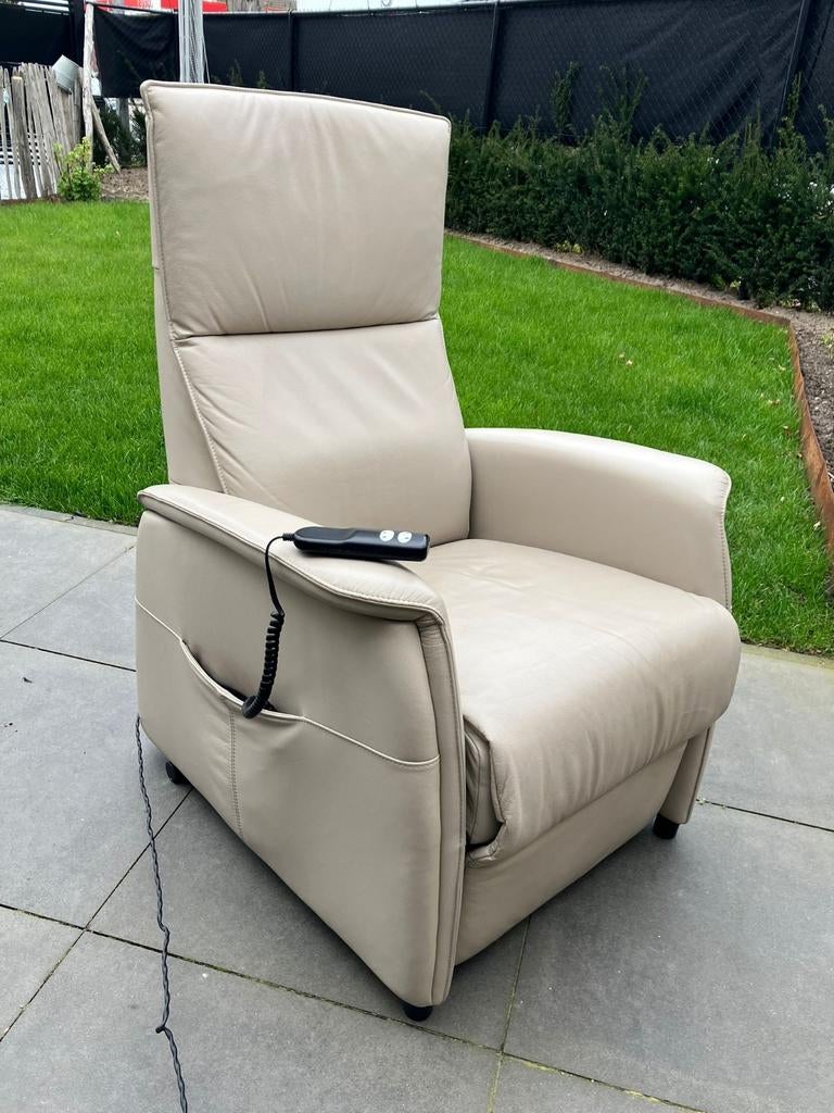 Sta op stoel electrische relaxfauteuil leder beige, Ophalen of Verzenden, Zo goed als nieuw, Modern, 50 tot 75 cm