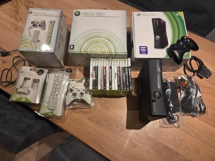Xbox 360 4 gb zwart en een xbox 360 witte., Spelcomputers en Games, Spelcomputers | Xbox 360, Ophalen, 360 S, Zo goed als nieuw