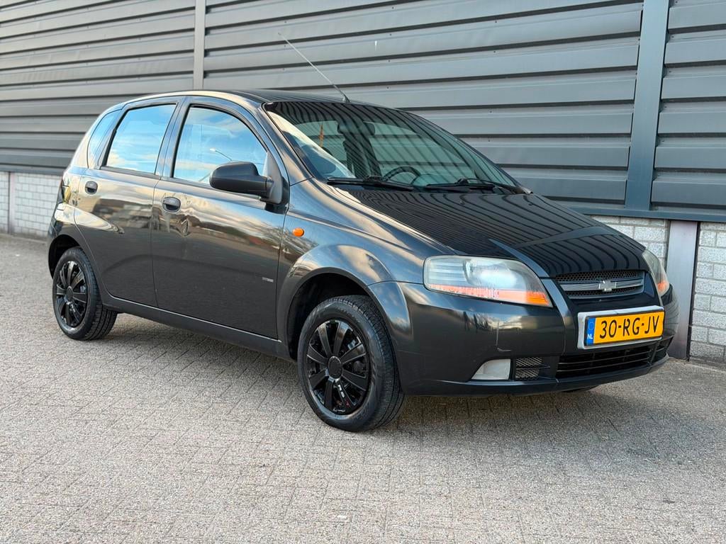 Chevrolet Kalos 1.4 Spirit airco trekhaak 5 Deurs apk!, Auto's, Chevrolet, 83 pk, Stof, Zwart, 4 cilinders