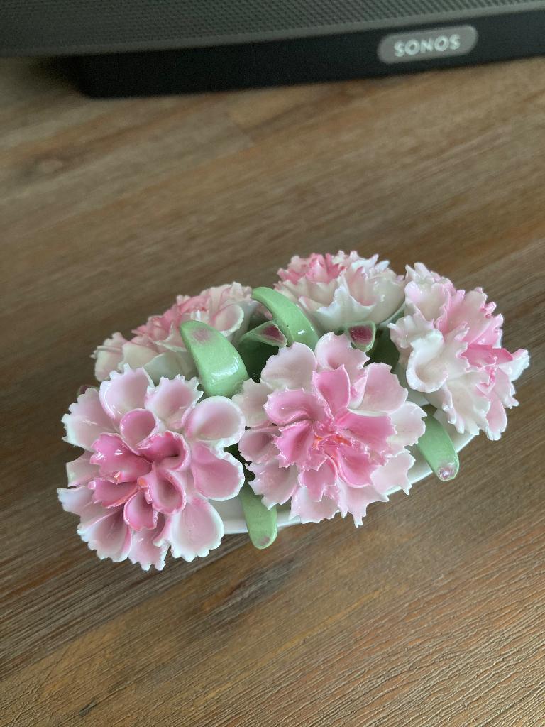 Bloemenmandje porselein en een aardewerk., Huis en Inrichting, Woonaccessoires | Overige, Ophalen of Verzenden, Zo goed als nieuw