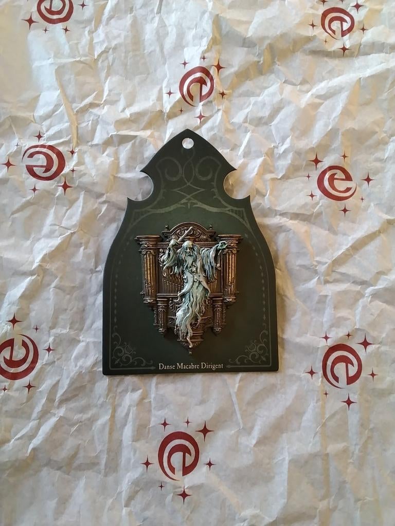 Efteling Danse Macabre Dirigent Pin, Verzamelen, Efteling, Ophalen of Verzenden, Nieuw, Button of Speldje