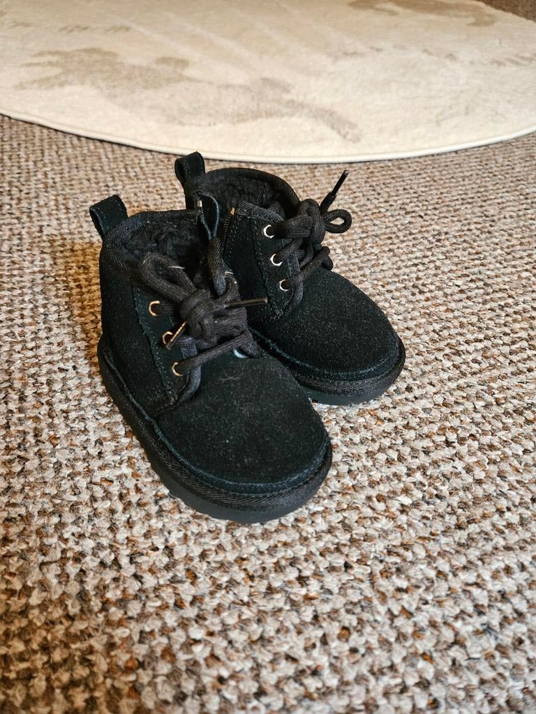 UGGS maat 22 zwart, Ophalen of Verzenden, Zo goed als nieuw, Jongetje of Meisje, Schoentjes