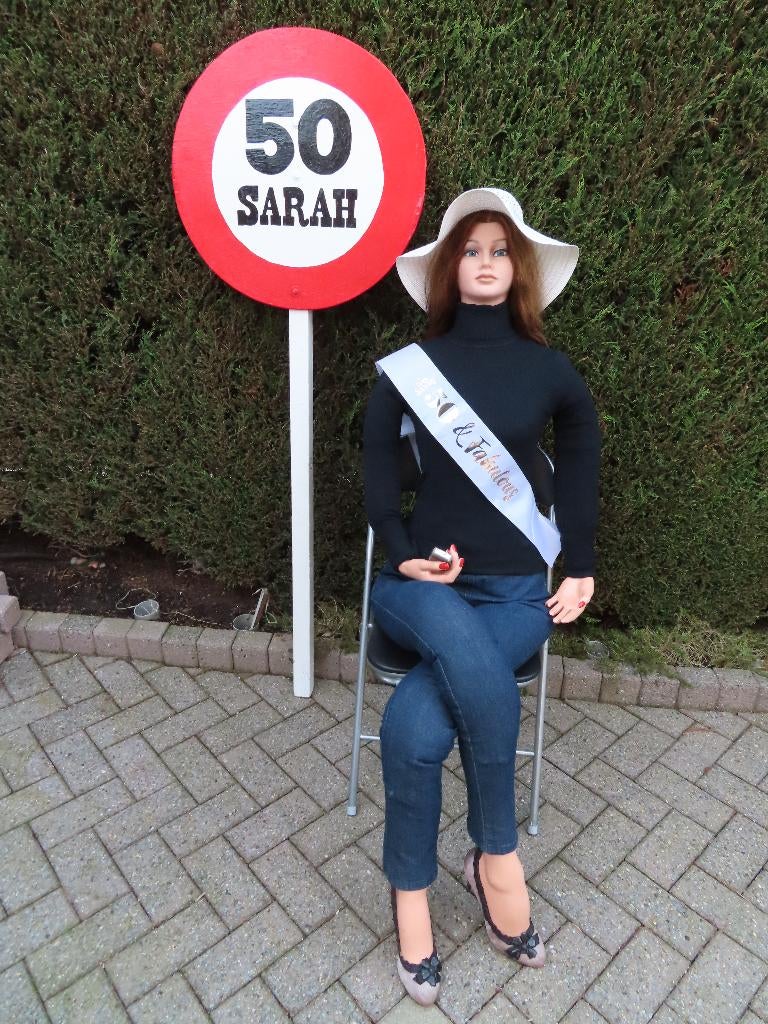 50 jarige verjaardag! Sarah pop levensgroot netjes gekleed, Hobby en Vrije tijd, Feestartikelen | Verhuur, Ophalen, Nieuw, Abraham of Sarah