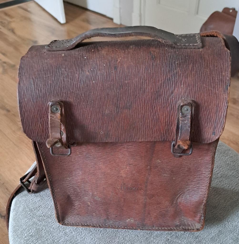 WW2 Tas Gestempeld 1945 - Origineel Militair Verzamelobject, Ophalen of Verzenden, Nederland, Overige typen