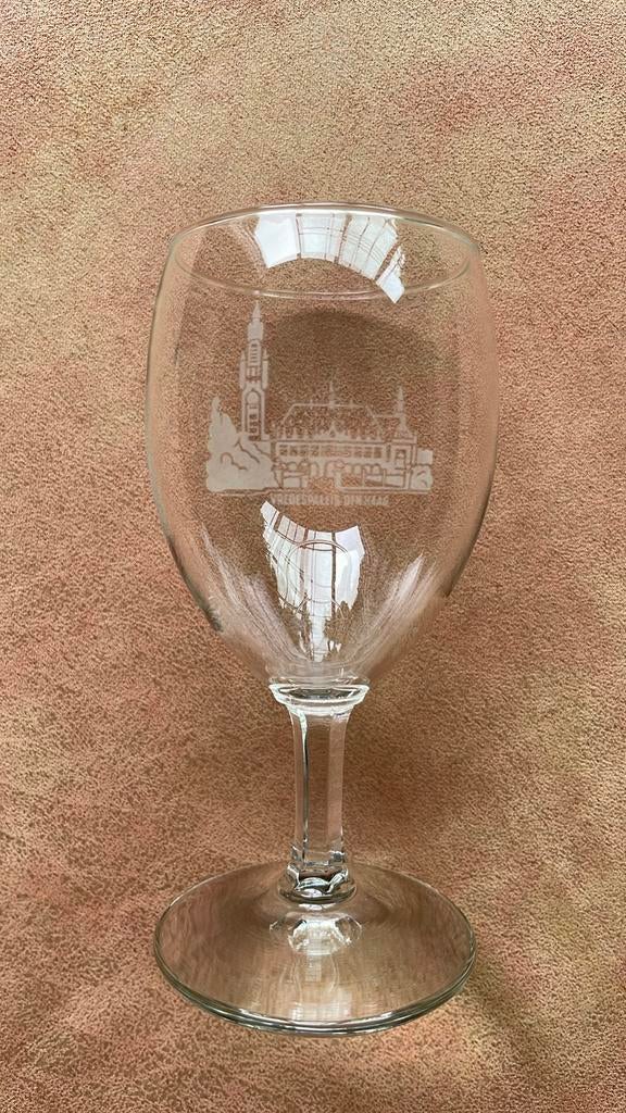 Wijnglas Vredespaleis Den Haag, Huis en Inrichting, Keuken | Keukenbenodigdheden, Ophalen of Verzenden, Zo goed als nieuw