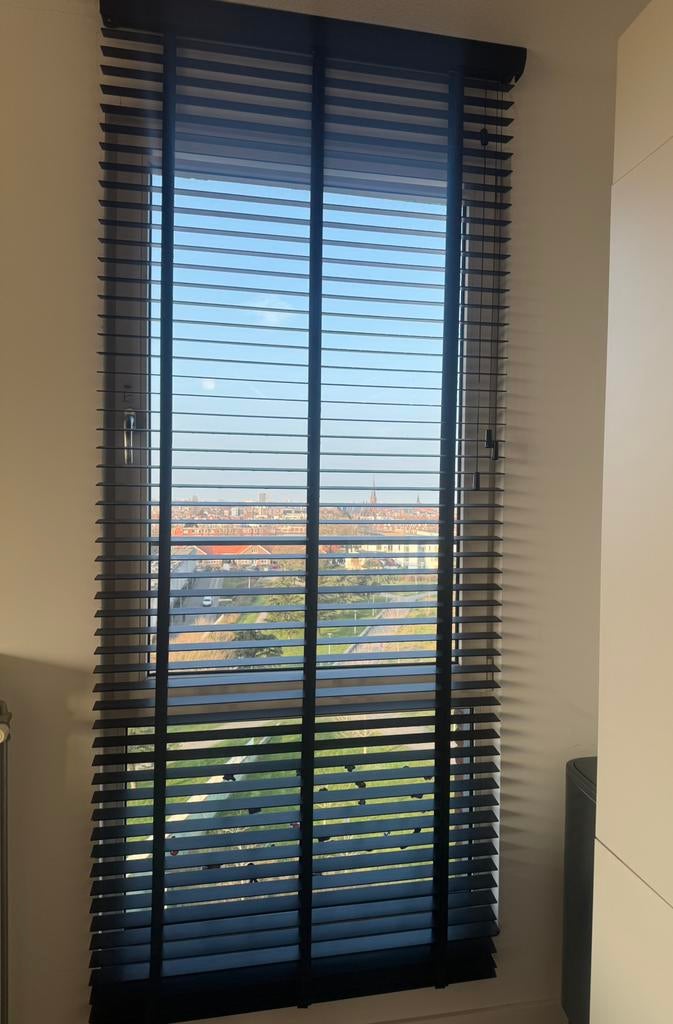 Zwarte houten jaloezieën, Huis en Inrichting, Stoffering | Gordijnen en Lamellen, Ophalen, Zo goed als nieuw, 100 tot 150 cm