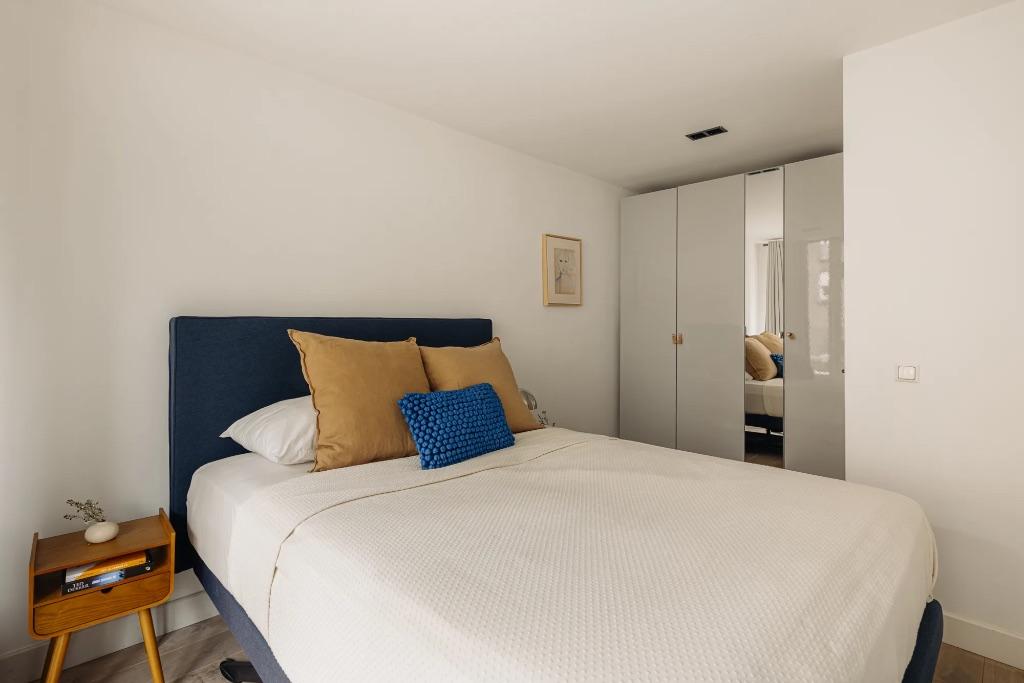 Bed from Swiss Sense, Ophalen, Blauw, Tweepersoons, Zo goed als nieuw