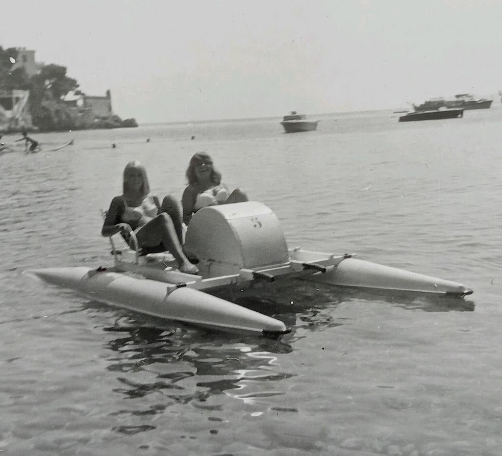 Twee vrouwen op een waterfiets, Ophalen of Verzenden, 1960 tot 1980, Gebruikt, Overige onderwerpen