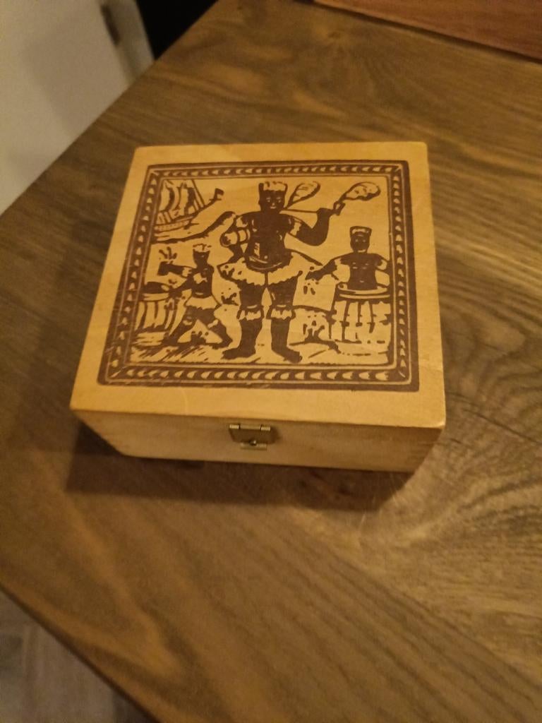 Houten doosje met afbeelding van figuren, Ophalen