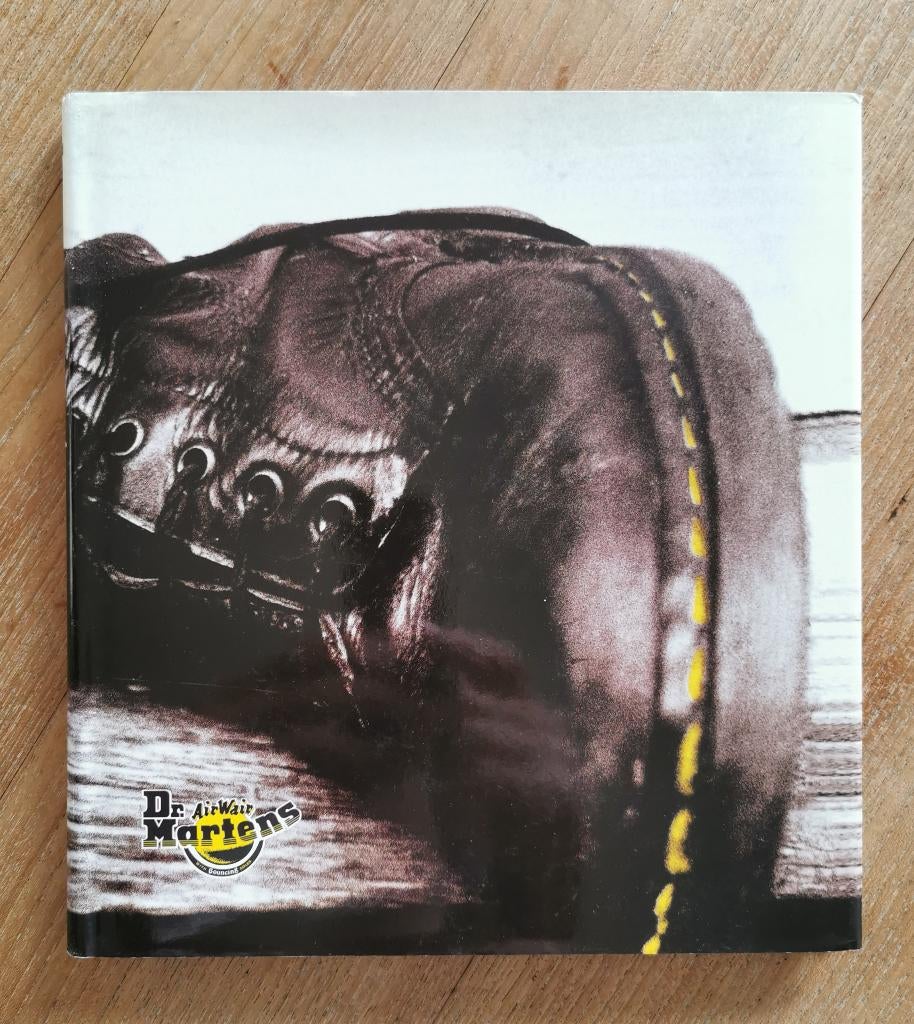 Dr. Martens AirWair book zie fotos, Ophalen of Verzenden, Zo goed als nieuw, Catalogus, Martin Roach, John Peel, Dr. Martens