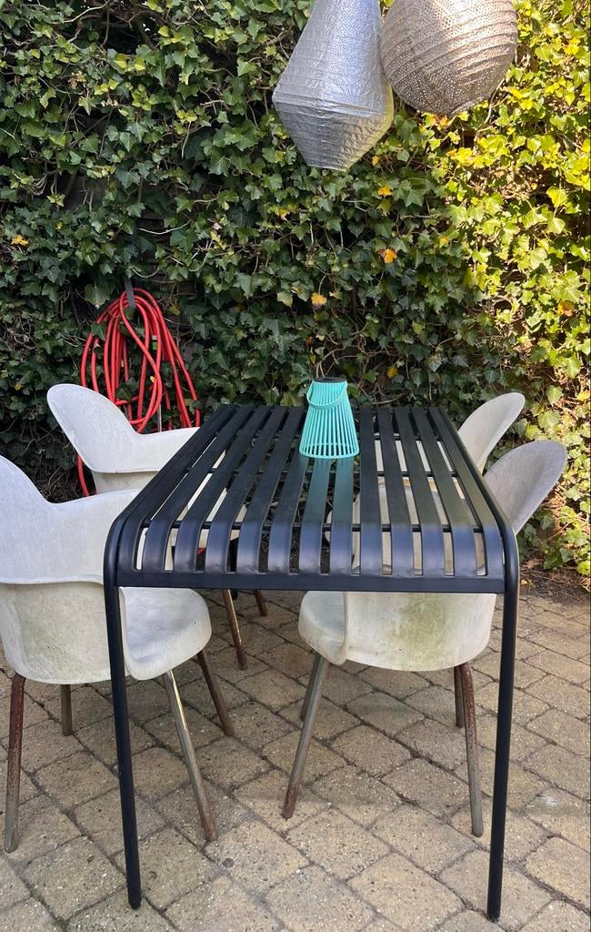 Zwarte metalen tuintafel (1 jaar oud) + gratis stoelen, Tuin en Terras, Ophalen, Zo goed als nieuw, Rechthoekig, Metaal