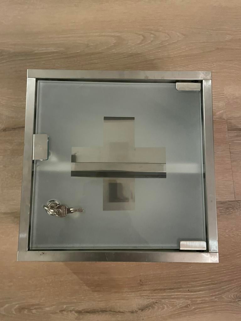 Medicijnkastje vierkant met kruis, Ophalen of Verzenden, Zo goed als nieuw, 25 tot 50 cm, Minder dan 100 cm