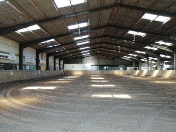 Pensionstal met o.a binnenbak , stampmolen, weide, Dieren en Toebehoren, Stalling en Weidegang, Stalling, 4 paarden of pony's of meer