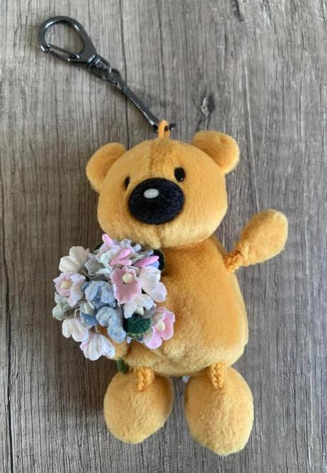 Sleutelhanger Leendert Jan Vis - Knuffelbeer met bloemen, Verzamelen, Ophalen of Verzenden, Gebruikt, Knuffel of Figuurtje