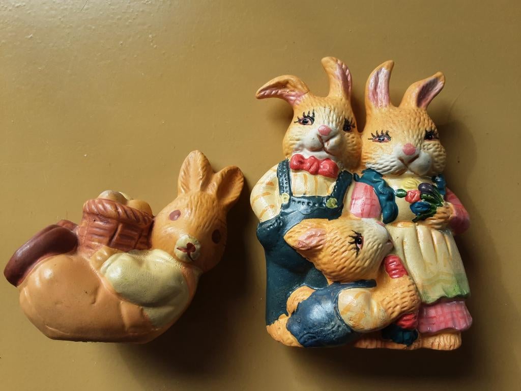 2x beeldje paashaas, konijn. familie paas haas, eierdop, Ophalen of Verzenden, Zo goed als nieuw