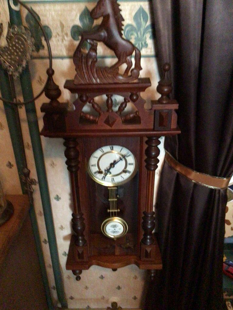 Oude paartjes wandklok gaaf loopt niet meer. Vintage👀, Antiek en Kunst, Ophalen