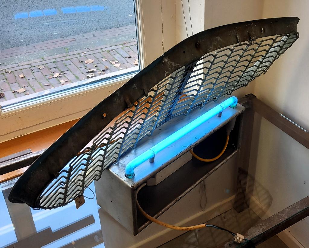 fiatgrill met neon, Ophalen