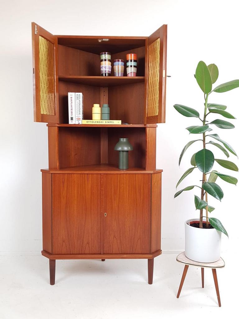 Vintage hoekkast teak | glas geel | vitrine kast hoek, Ophalen of Verzenden, Huis en Inrichting