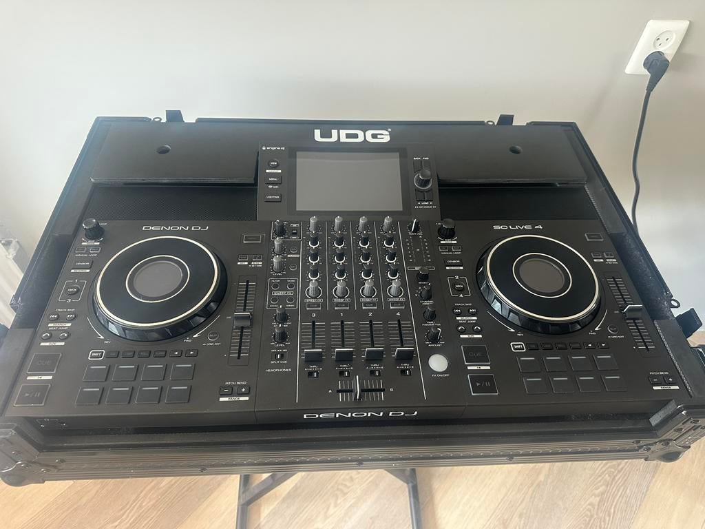 Denon DJ SC Live 4 compleet met UDG transport case als nieuw, Muziek en Instrumenten, Dj-sets en Draaitafels, Zo goed als nieuw