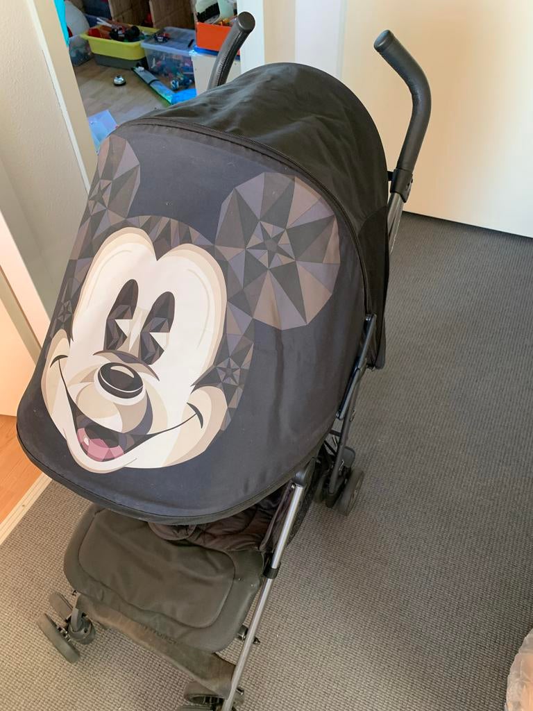 Zwarte kinderwagen met Mickey Mouse print, Ophalen of Verzenden, Gebruikt, Kinderwagen, Overige merken
