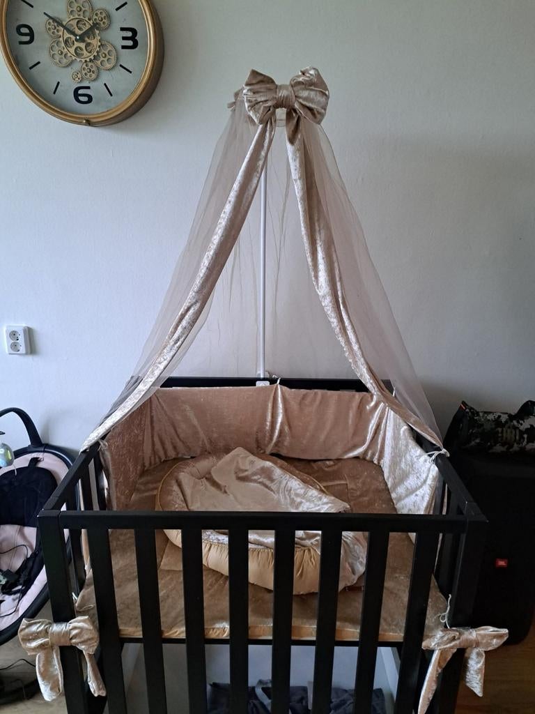 Zwarte babybox met lade en hemeltje, Kinderen en Baby's, Boxen, Ophalen of Verzenden, Zo goed als nieuw, Rechthoekig, In hoogte verstelbaar