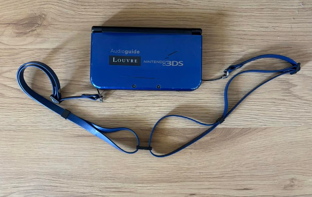 New nintendo 3ds xl louvre editie., Spelcomputers en Games, Spelcomputers | Nintendo Game Boy, Ophalen of Verzenden, Zo goed als nieuw