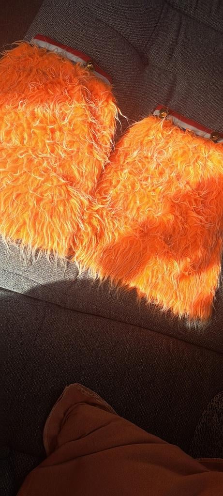 Oranje pluizige beenwarmers met belletjes, Kleding | Dames, Carnavalskleding en Feestkleding, Ophalen of Verzenden, Nieuw, Carnaval