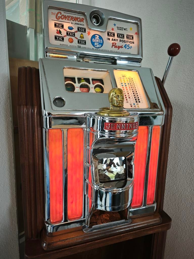 Jennings Governor met verlichte rode zuilen in casino stand., Verzamelen, Automaten | Gokkasten en Fruitautomaten, Overige munten