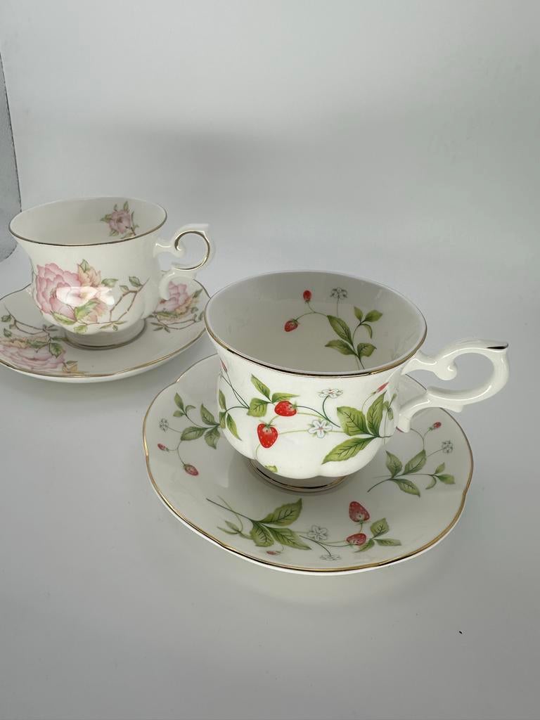 2x Royal Canterbury kop en schotel - Strawberry Field & Roze, Huis en Inrichting, Keuken | Servies, Zo goed als nieuw, Kop(pen) en/of Schotel(s)