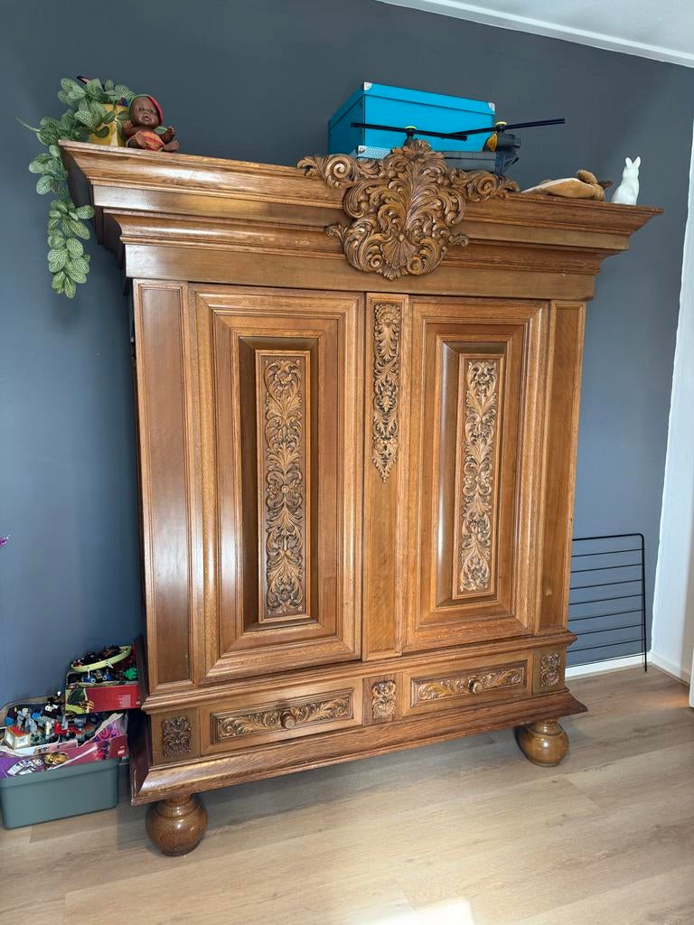 Houten kast met houtsnijwerk, Ophalen