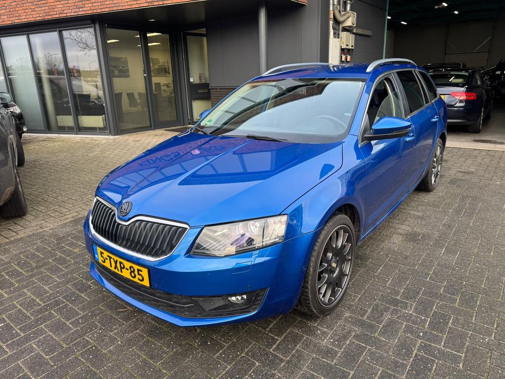 Skoda Octavia Combi 1.4 TSI AUTOMAAT XENON TREKHAAK KEYLESS, Euro 5, Gebruikt, 4 cilinders, Leder en Stof
