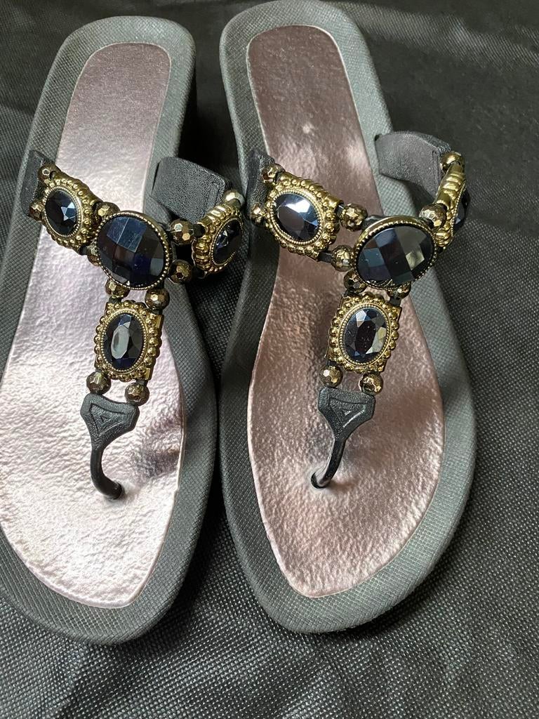 Italiaanse slippers met steentjes maat 40, Ophalen of Verzenden, Zo goed als nieuw