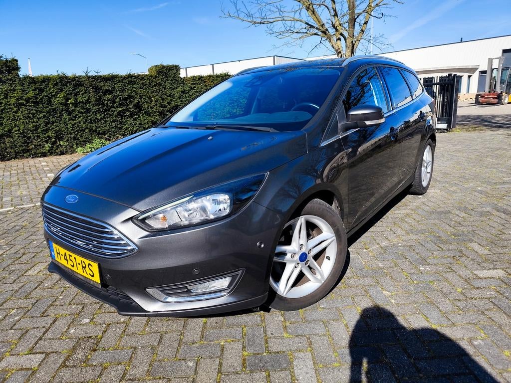 Ford Focus titanium veel opties! Nieuwe distributieriem, 125 pk, Euro 6, USB, Leder en Stof