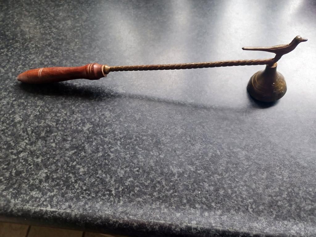 Oude messing/ houten kaarsendover met vogel, Ophalen