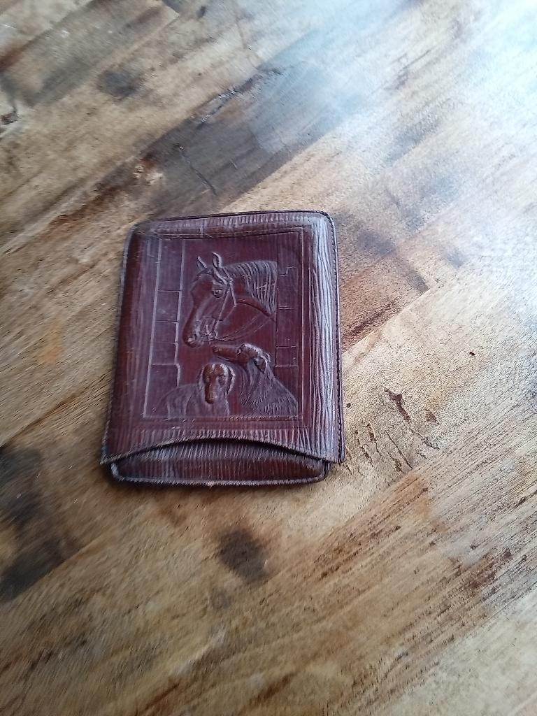 Bruin lederen etui met relief paardenhoofd + honden, Verzamelen, Rookartikelen, Aanstekers en Luciferdoosjes, Ophalen of Verzenden