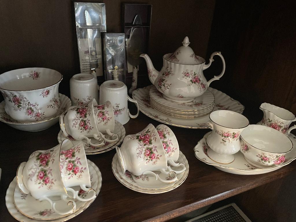 Royal Albert servies Lavender Rose, Ophalen, Zo goed als nieuw, Porselein, Compleet servies