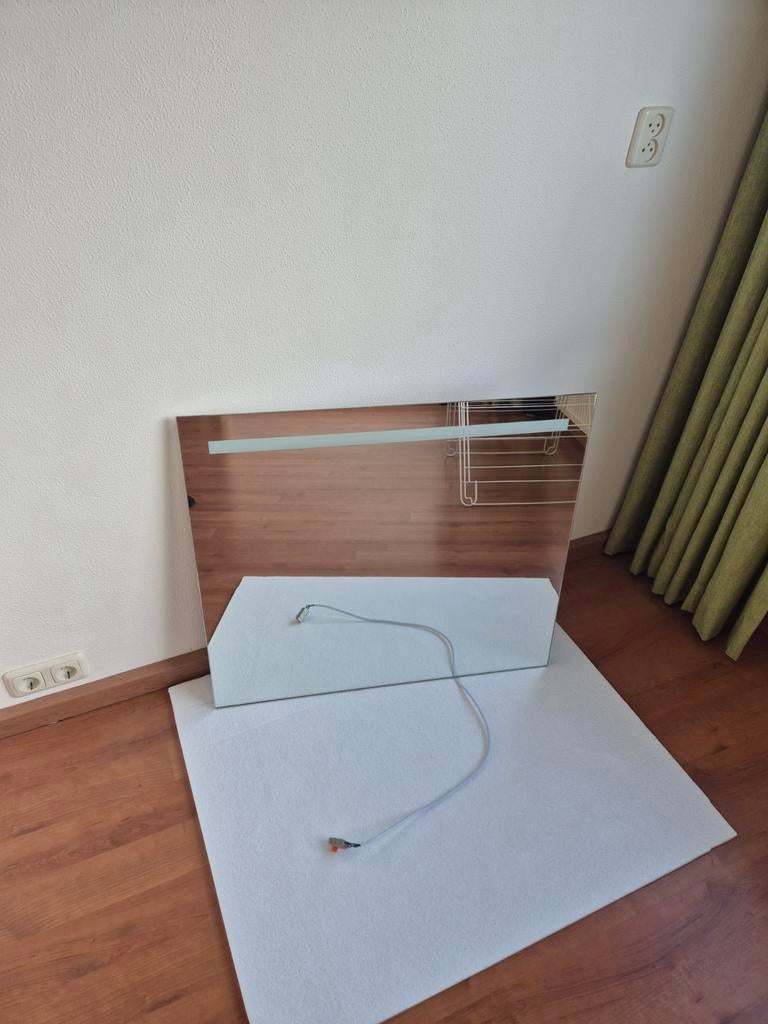 Badkamerspiegel met verwarming en verlichting (80x70 cm), Huis en Inrichting, Badkamer | Badtextiel en Accessoires, Ophalen, Gebruikt
