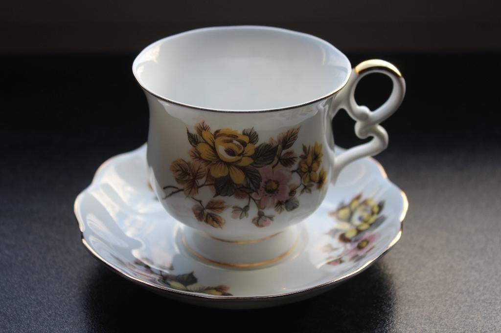 Engelse kop en schotel, Verzamelen, Ophalen of Verzenden, Gebruikt, Porselein, Kop en/of schotel