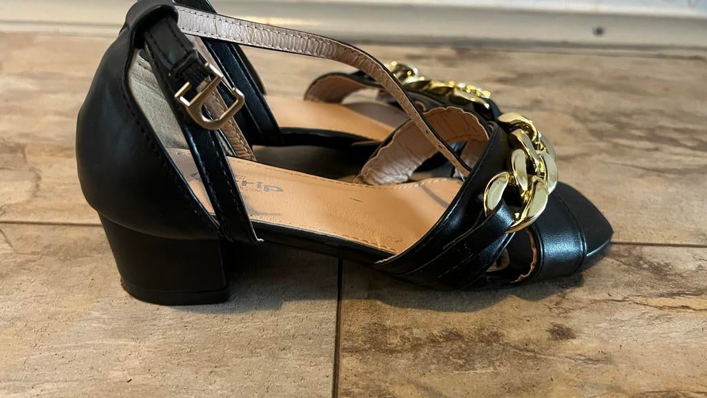 Zwarte sandalen met gouden ketting, Kleding | Dames, Schoenen, Ophalen of Verzenden, Zo goed als nieuw, Zwart, Sandalen of Muiltjes