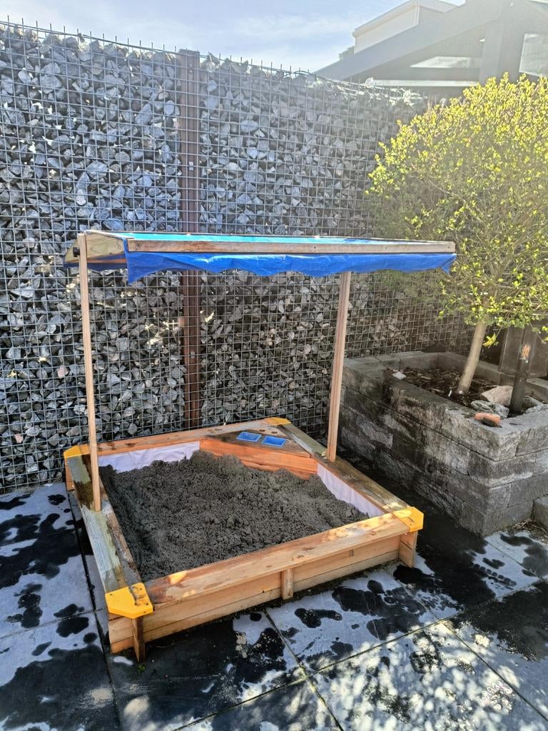 Zandbak met deksel. Jaar oud met zand., Ophalen, Gebruikt