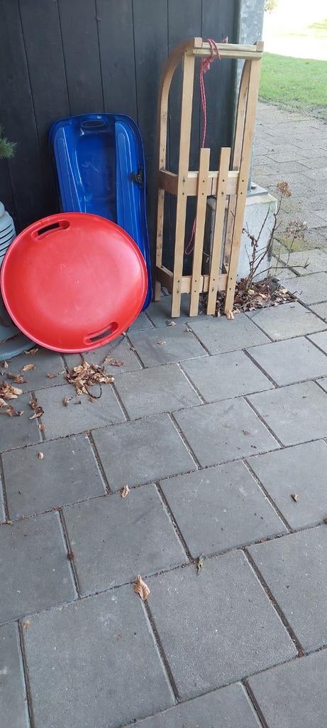 Vier sleeën: houten slee, twee kunststof sleeën, Ophalen of Verzenden
