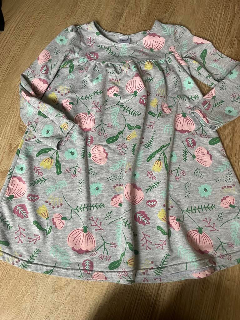 Leuk grijs jurkje met bloemenprint maat 116, Kinderen en Baby's, Kinderkleding | Maat 116, Zo goed als nieuw, Meisje, Jurk of Rok