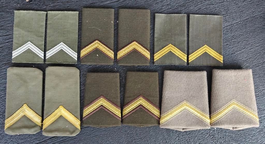 Lot Rangonderscheidingstekens Sergeant en 1 wachtmeester...k, Verzamelen, Militaria | Algemeen, Ophalen of Verzenden, Landmacht